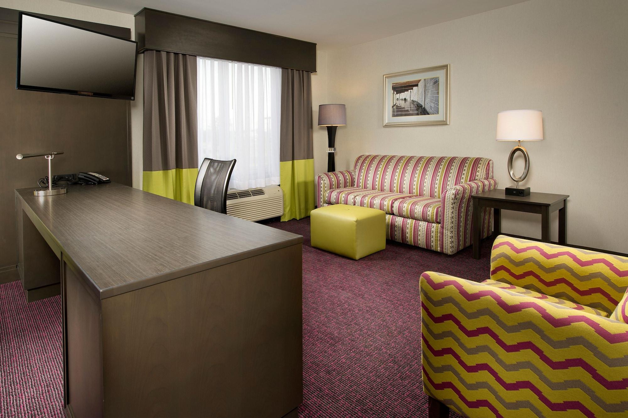 Hampton & - Buffalo Airport Hotel
