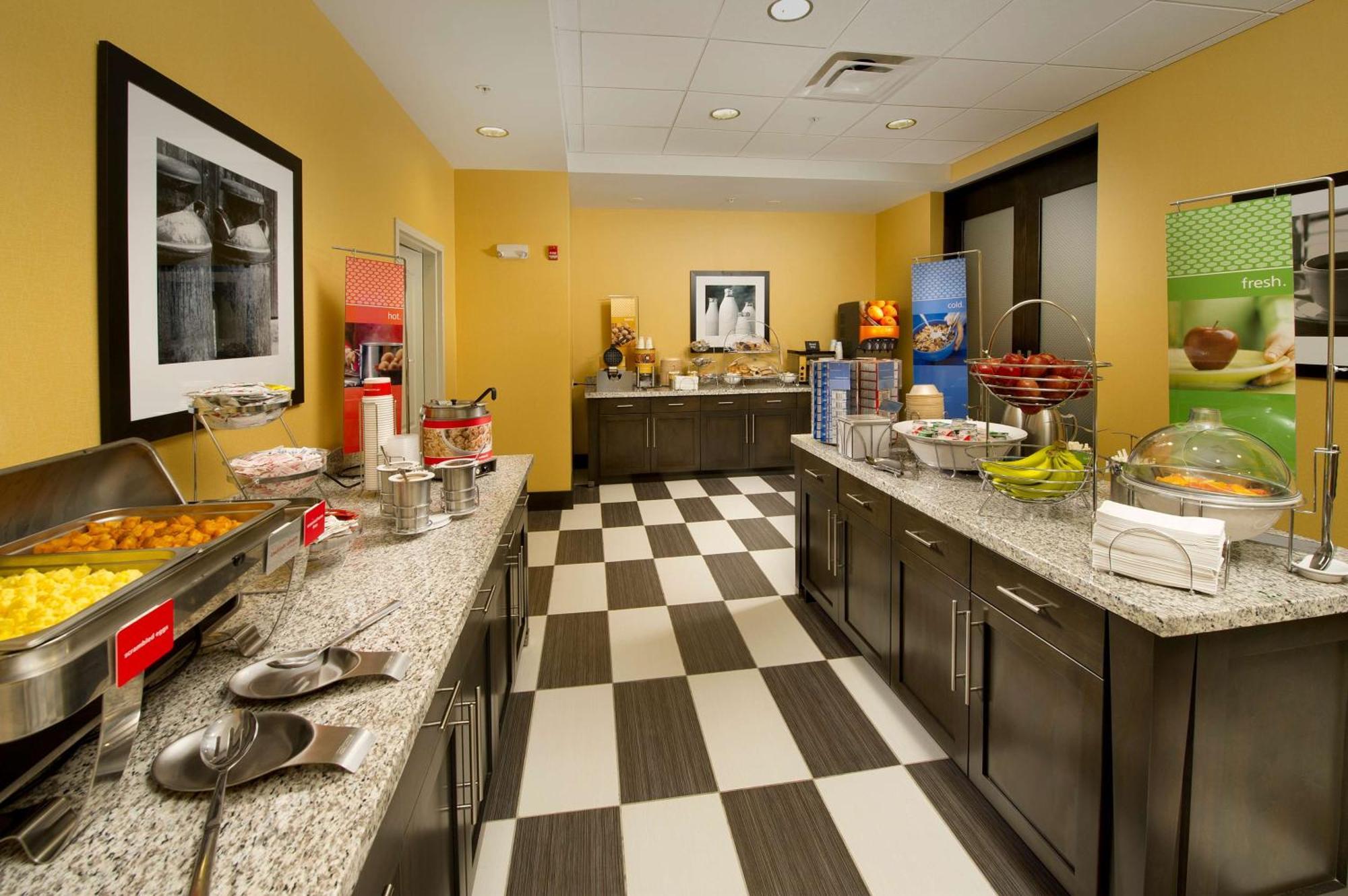 Hampton & - Buffalo Airport Hotel