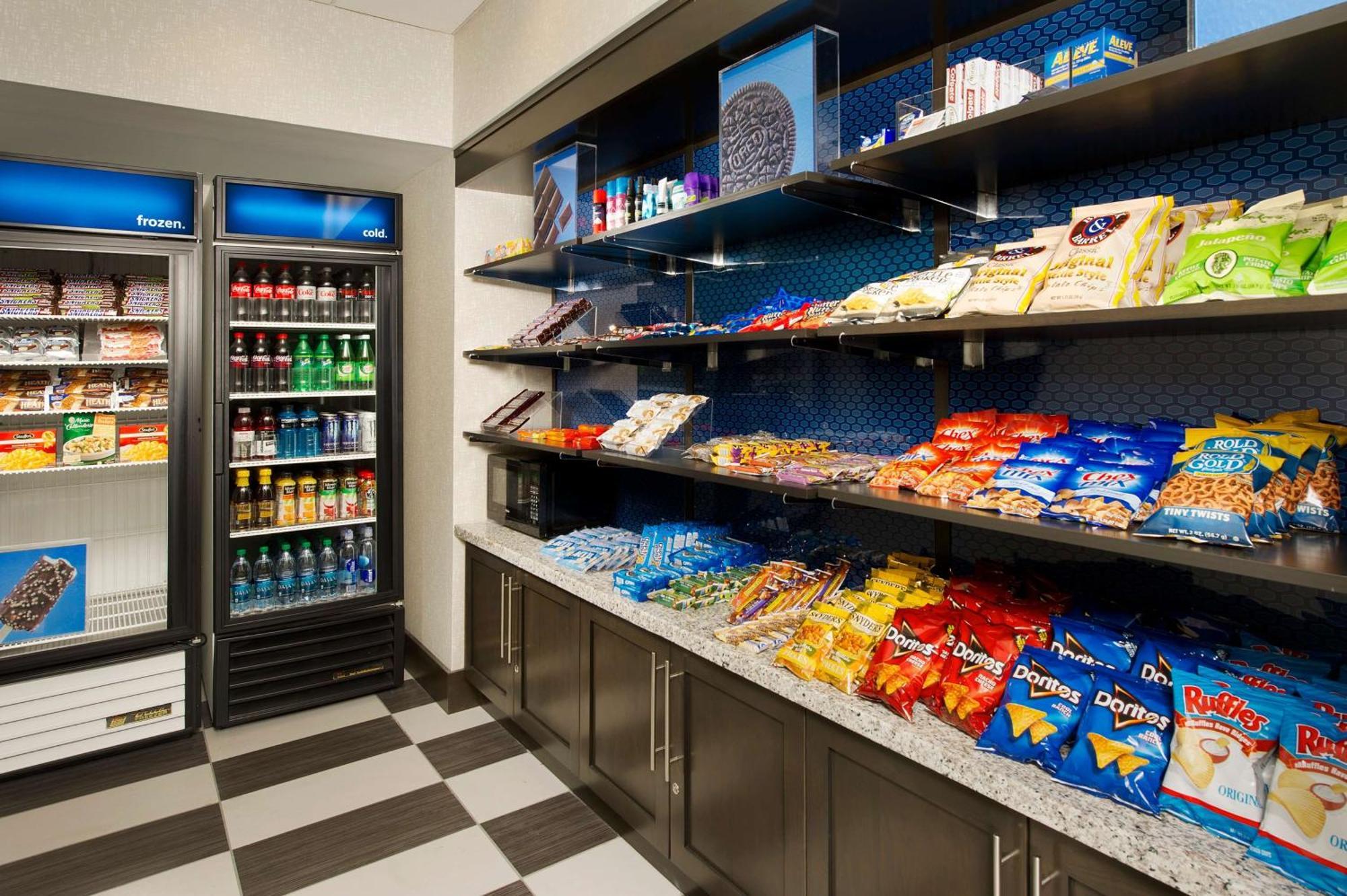 Hampton & - Buffalo Airport Hotel