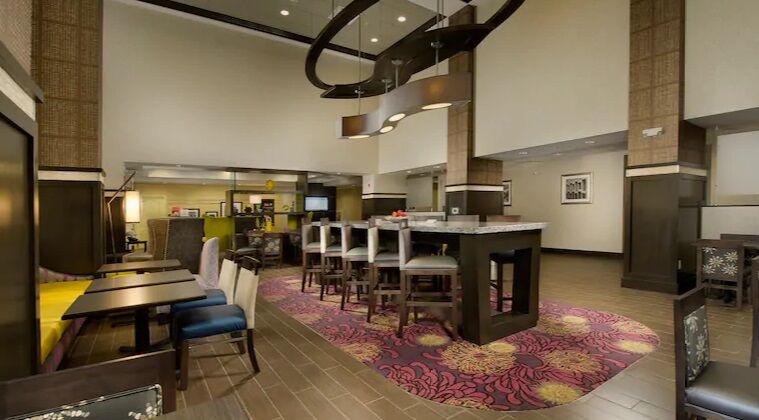 Hampton & - Buffalo Airport Hotel